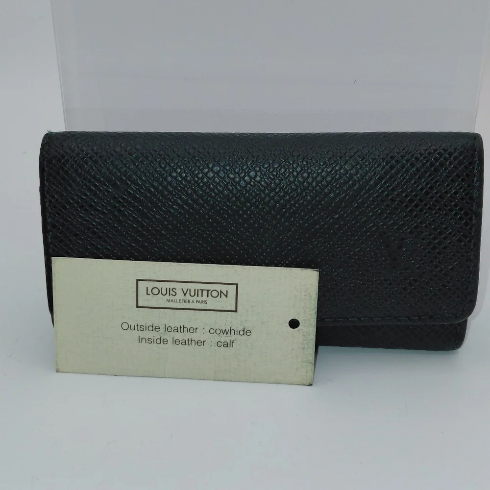 Louis Vuitton 4 Key Holder Green Taiga Leather!  Excellent Condition!